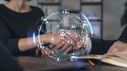 Geschäftliches Hände-Schütteln mit digitaler Netzwerk-Überlagerung