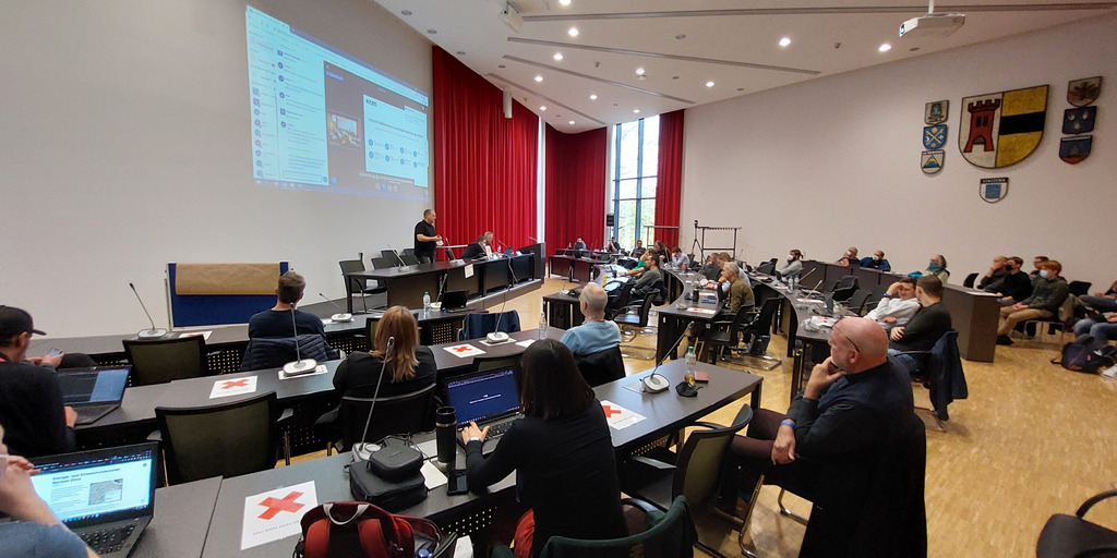 Gruppenarbeit an Tischen
