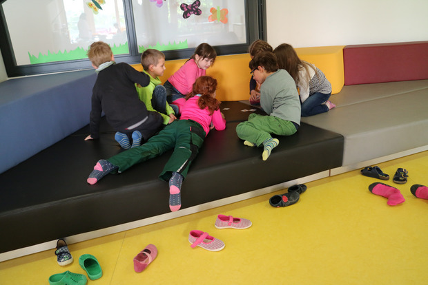 Offene Lernräume: Kinder sitzen zusammen.