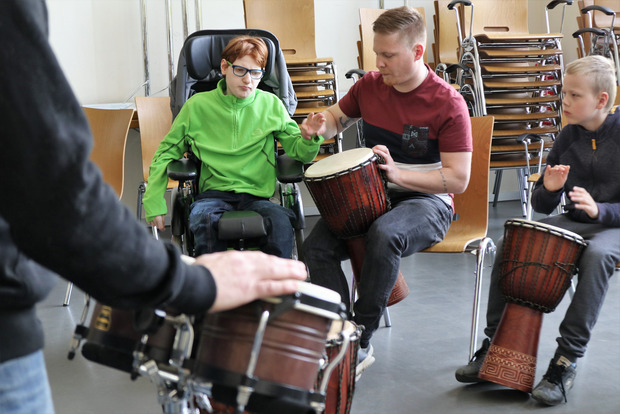 Kinder spielen auf Percussions.