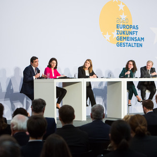 Prominente Politiker auf dem Podium im Gespräch