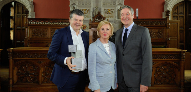 Bart Somers mit World Mayor Prize 2016, Liz Mohn und Henning Schulz im Ratssaal von MechelenBart Somers mit World Mayor Prize 2016, Liz Mohn und Henning Schulz im Ratssaal von MechelenBart Somers mit World Mayor Prize 2016, Liz Mohn und Henning Schulz im Ratssaal von Mechelen