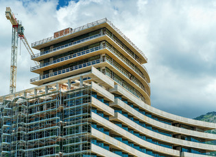 Geb&auml;udefassade im Bau