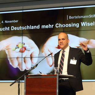 Dr. Frederico Guanais, stellvertretender Leiter der Gesundheitsabteilung der OECD, verdeutlicht, dass Deutschland häufig Spitzenreiter bei medizinischen Eingriffen ist.