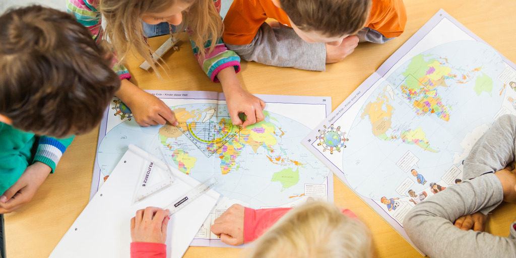 Grundschüler machen eine Gruppenarbeit