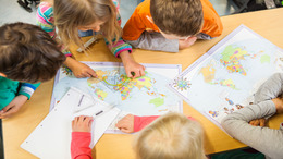 Grundschüler machen eine Gruppenarbeit