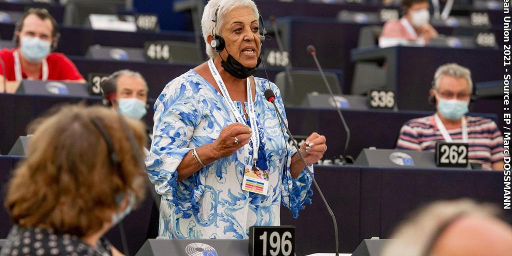 Frau diskutiert im EU-Parlament