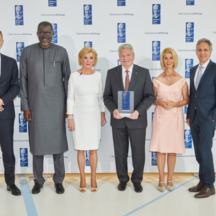 From left to right:  Aart De Geus, Chairman and CEO of the Bertelsmann Stiftung, Secretary General of the International Federation of Red Cross and Red Crescent Societies (IFRC), Elhadj As Sy, Liz Mohn, Vice-Chairwoman of the Bertelsmann Stiftung Executive Board, former Federal President Joachim Gauck with the Reinhard Mohn Prize 2018, Brigitte Mohn, Member of the Executive Board of the  Bertelsmann Stiftung and Jörg Dräger,  Member of the Executive Board of the Bertelsmann Stiftung.