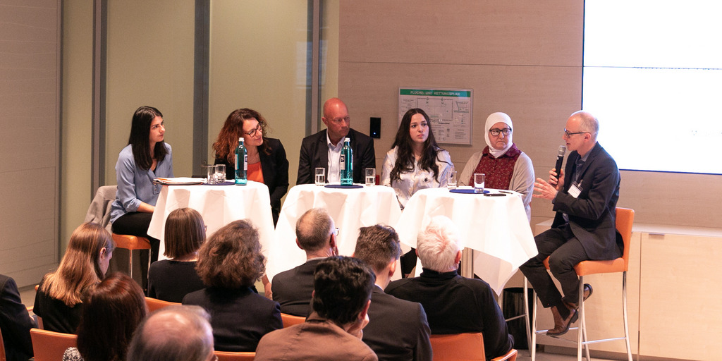 Podiumsteilnehmer während der Diskussion