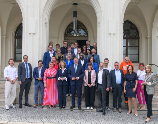 Gruppenfoto der Teilnehmer:innen der Weimarer Gespräche auf der Treppe vor dem Rathaus in Weimar.