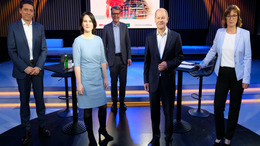 Gruppenfoto der Teilnehmer:innen des Polittalks im Studio des rbb: Moderator Stefan Braun, Grünen-Kanzlerkandidatin Annalena Baerbock, Demokratie-Experte Robert Vehrkamp, SPD-Kanzlerkandidat Olaf Scholz und Moderatorin Angela Ulrich.