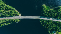 Straßenbrücke die zwei Landflächen verbindet