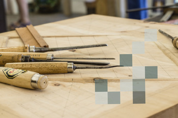 Holzwerkzeug auf einem Holztisch zu sehen