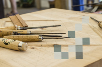Holzwerkzeug auf einem Holztisch zu sehen