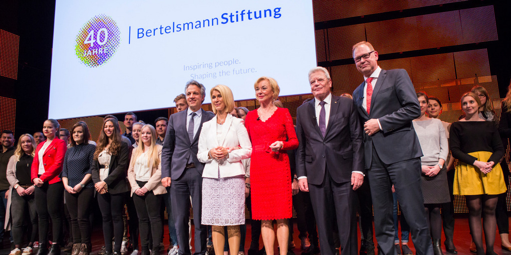 Group photo with the members of the Bertelsmann Stiftung Executive Board, the former German President Joachim Gauck and the Bertelsmann's trainees.