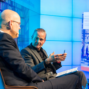 Impressionen von der Buchvorstellung "Anders wird gut". Podium mit Kai Unzicker (rechts) und Stephan Vopel (links).