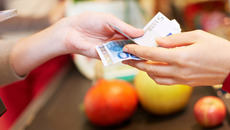 Euroscheine wechseln den Besitzer(© Robert Kneschke/Fotolia)