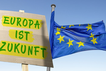 Auf dem Foto ist rechts eine Europaflagge zu sehen. Links, neben der Flagge, ein selbst gebasteltes Schild auf dem geschrieben steht "Europa ist Zukunft".