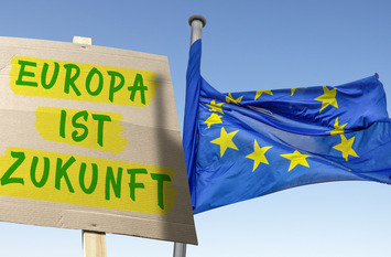 Auf dem Foto ist rechts eine Europaflagge zu sehen. Links, neben der Flagge, ein selbst gebasteltes Schild auf dem geschrieben steht "Europa ist Zukunft".