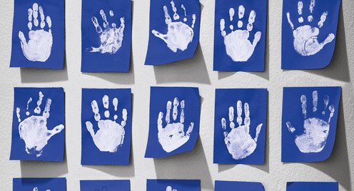 Hände auf blauem Hintergrund