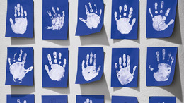 Hände auf blauem Hintergrund