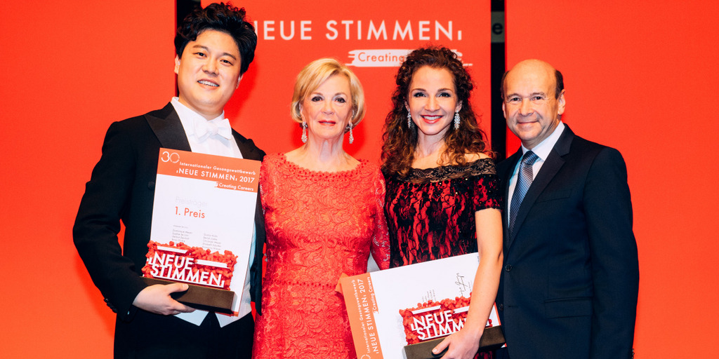 Die bulgarische Mezzosopranistin Svetlina Stoyanova und der südkoreanische Bass Cho ChanHee, Gewinner der NEUEN STIMMEN 2017, mit Liz Mohn und dem Jury-Vorsitzenden Dominique Meyer.