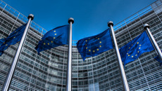 Europaflaggen-EU-Kommissionsgebaeude.jpg(© Thijs ter Haar / Flickr - CC BY 2.0, https://creativecommons.org/licenses/by/2.0/)