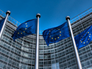 Europaflaggen-EU-Kommissionsgebaeude.jpg(© Thijs ter Haar / Flickr - CC BY 2.0, https://creativecommons.org/licenses/by/2.0/)