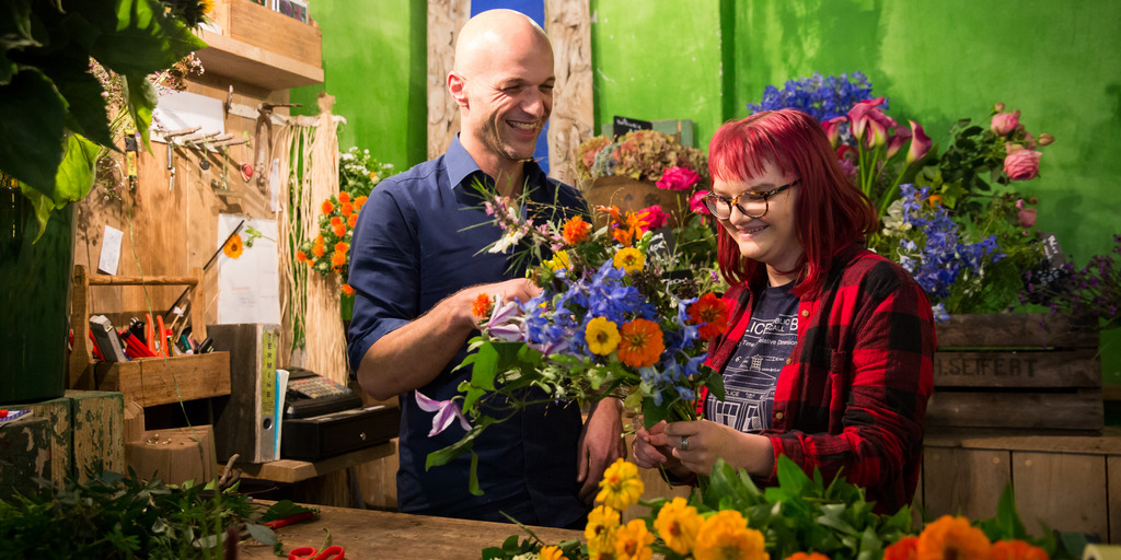 Azubi Rikke im Blumenladen