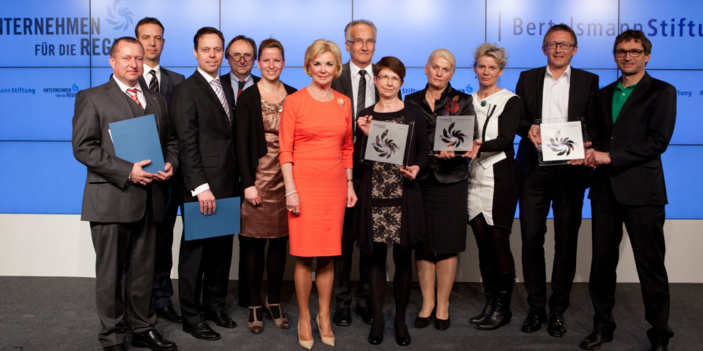 Die Preisträger und Finalisten des Wettbewerbs "Mein gutes Beispiel 2014" gemeinsam mit Liz Mohn, stellvertretende Vorstandsvorsitzende der Bertelsmann Stiftung.