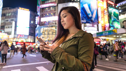 Asiatische Frau nachts in der Stadt