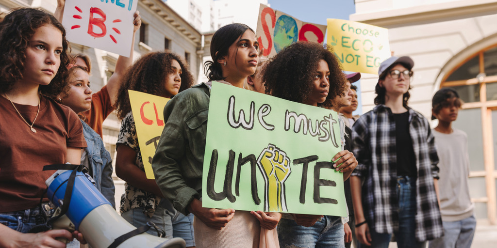 Gruppe von Personen, die ein Schild hochhalten
