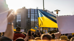 People on a demo waving Ukraine flags