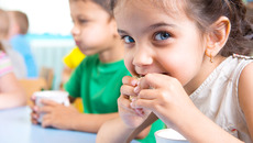 Cute little children drinking milk at daycare; am 26. 5. 2014 für Studie Kita-Versorgung.
Foto für Pressemeldung vom 02.06.2014: Zu viel Fleisch, zu wenig Obst und Gemüse zum Mittagessen: Kita-Kinder bekommen keine ausgewogene Ernährung.(© Olesya Feketa / Shutterstock Images)