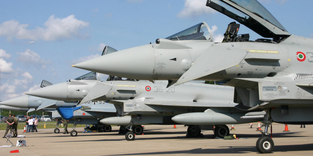 Kampfflugzeuge des Typs "Eurofighter" der italienischen und der deutschen Luftwaffe stehen bei einer Flugschau im britischen Waddington aufgereiht nebeneinander.