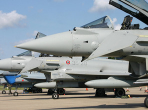 Eurofighter_Typhoon_line_up_(6204931101)_fuerWeb_ver2.jpg(© Alan Wilson / Wikimedia Commons - © CC BY-SA 2.0, http://creativecommons.org/licenses/by-sa/2.0/deed.de)