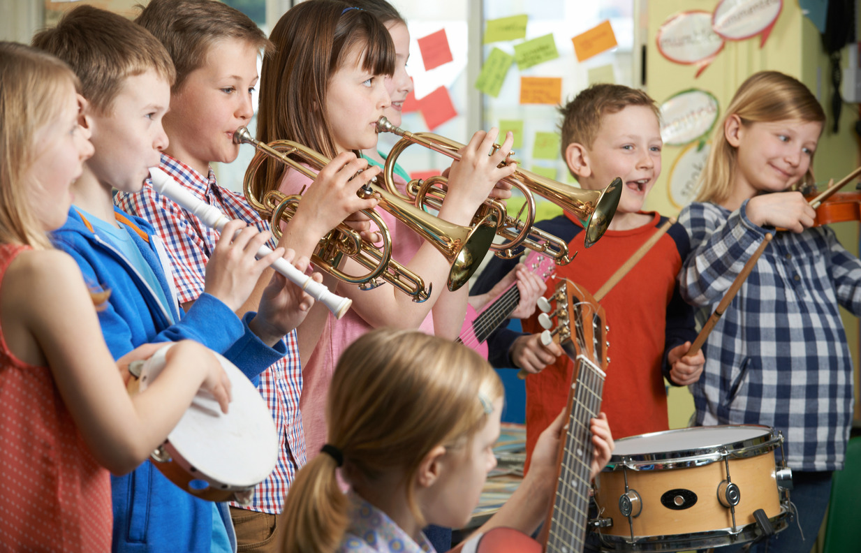 Kinder musizieren mit Blasinstrumenten