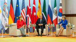 [Translate to English:] Bundeskanzlerin Angela Merkel, US-Präsident Donald Trump und Großbritanniens Premierministerin Theresa May diskutieren während des G-20-Gipfels 2017 in Hamburg.