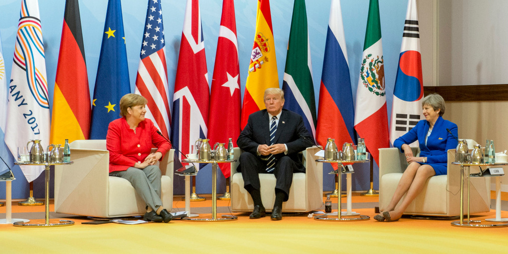 [Translate to English:] Bundeskanzlerin Angela Merkel, US-Präsident Donald Trump und Großbritanniens Premierministerin Theresa May diskutieren während des G-20-Gipfels 2017 in Hamburg.