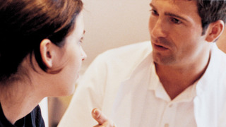Arzt im Gespräch mit einer Patientin
