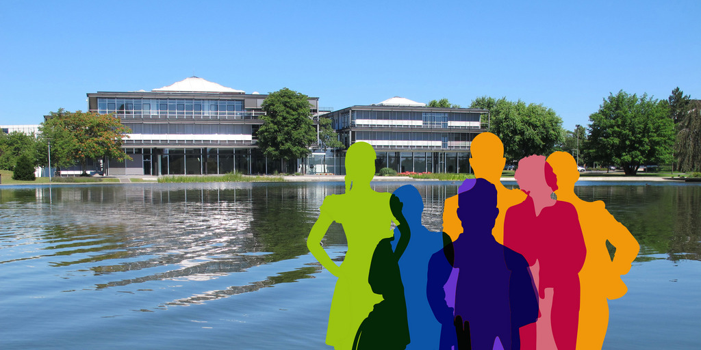 Blick über den Teich vor dem Gebäude der Bertelsmann Stiftung auf das Gebäude. Im Vordergrund sind farbige Silhouetten von sechs Personen zu sehen, die sinnbildlich für die gesuchten Junior Professionals sind.
