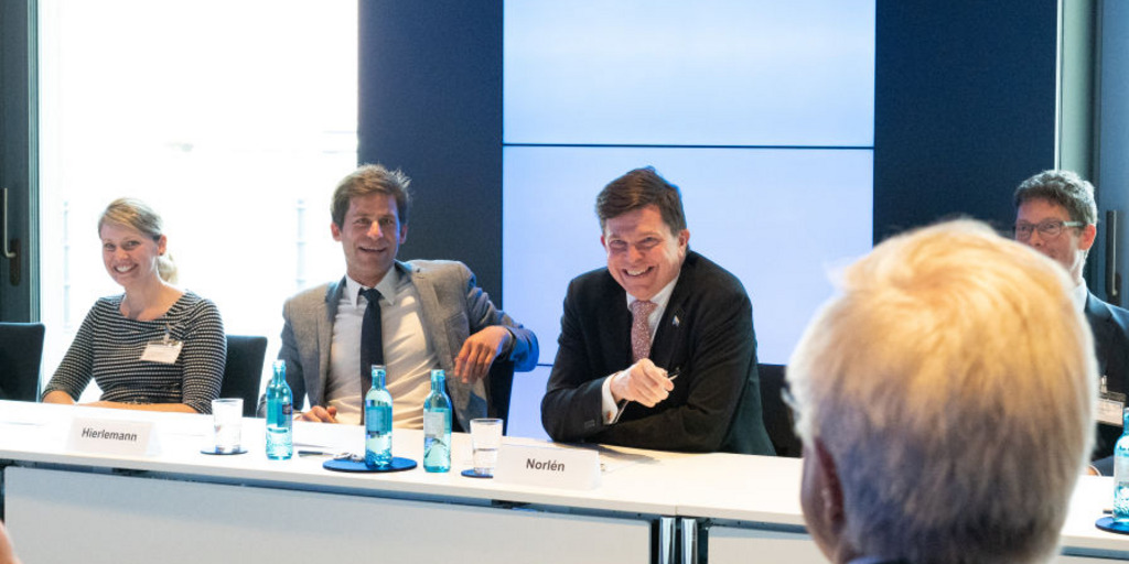 Dominik Hierlemann und Andreas Norlén mit weiteren Gästen am runden Tisch