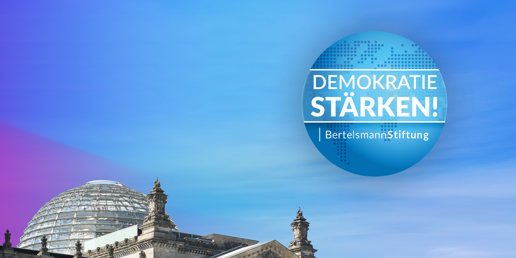 Die Kuppel des Reichstagsgebäudes in Berlin, daneben das Logo zum Jahresthema 2024 der Bertelsmann Stiftung, "Demokratie stärken"