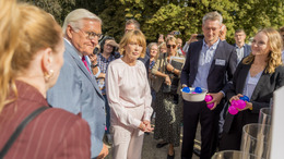 Frank-Walter Steinmeier und Elke Büdenbender am Stand der Bertelsmann Stiftung beim Bürgerfest des Bundespräsidenten