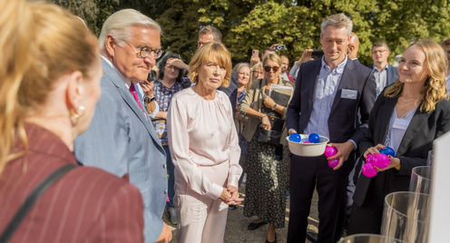 Frank-Walter Steinmeier und Elke Büdenbender am Stand der Bertelsmann Stiftung beim Bürgerfest des Bundespräsidenten