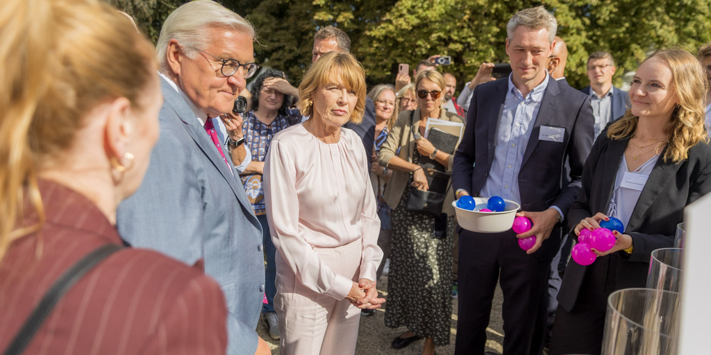 Frank-Walter Steinmeier und Elke Büdenbender am Stand der Bertelsmann Stiftung beim Bürgerfest des Bundespräsidenten