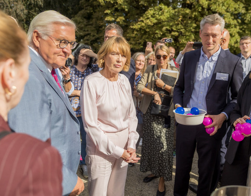 Frank-Walter Steinmeier und Elke Büdenbender am Stand der Bertelsmann Stiftung beim Bürgerfest des Bundespräsidenten