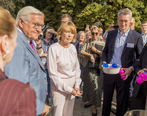 Frank-Walter Steinmeier und Elke Büdenbender am Stand der Bertelsmann Stiftung beim Bürgerfest des Bundespräsidenten