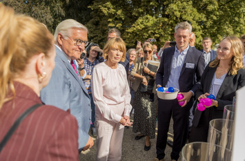 Frank-Walter Steinmeier und Elke B&uuml;denbender am Stand der Bertelsmann Stiftung beim B&uuml;rgerfest des Bundespr&auml;sidenten
