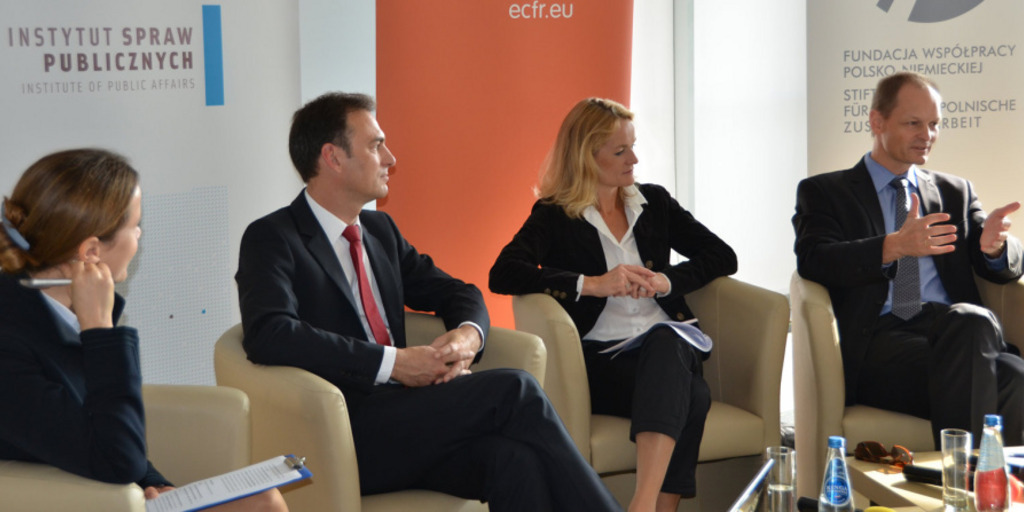 Das Podium in Warschau mit Agnieszka Lada, Tobias Baumann, Viola von Cramon und Thomas Bagger während der Diskussion.